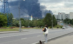 De la fumée noire au-dessus de la raffinerie de pétrole de Gazprom Neft, frappée par des drones ukrainiens, dans la banlieue sud-est de Moscou, le 18 juin 2026 en Russie ( AFP / - )