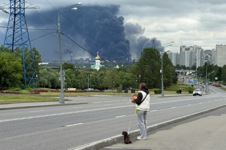 De la fumée noire au-dessus de la raffinerie de pétrole de Gazprom Neft, frappée par des drones ukrainiens, dans la banlieue sud-est de Moscou, le 18 juin 2026 en Russie ( AFP / - )