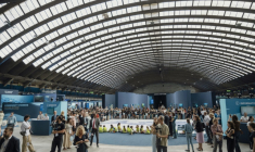 Des visiteurs de l'exposition "La baleine" à l'occasion de la Conférence des Nations Unies sur les océans (ONUC) au Parc des expositions de Nice, le 2 juin 2025 ( AFP / Frederic DIDES )