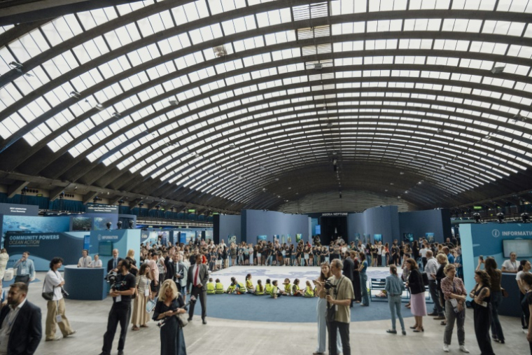 Des visiteurs de l'exposition "La baleine" à l'occasion de la Conférence des Nations Unies sur les océans (ONUC) au Parc des expositions de Nice, le 2 juin 2025 ( AFP / Frederic DIDES )