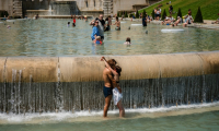 Baignade dans les bassins du Trocadéro le 2 juillet 2025 0 Paris ( AFP / Dimitar DILKOFF )