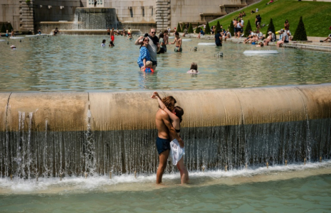 Baignade dans les bassins du Trocadéro le 2 juillet 2025 0 Paris ( AFP / Dimitar DILKOFF )