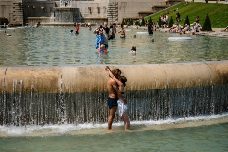 Baignade dans les bassins du Trocadéro le 2 juillet 2025 0 Paris ( AFP / Dimitar DILKOFF )