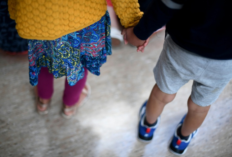 Inconnue il y a encore un an, l'attestation d'honorabilité, basée sur le contrôle des antécédents judiciaires, s'est imposée comme un des outils phares de la lutte contre les violences sexuelles faites aux enfants ( AFP / Fred TANNEAU )