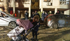 Sur le site d'une frappe de missile iranien à Arad, dans le sud d'Israël, le 22 mars 2026 ( AFP / Ilia YEFIMOVICH )