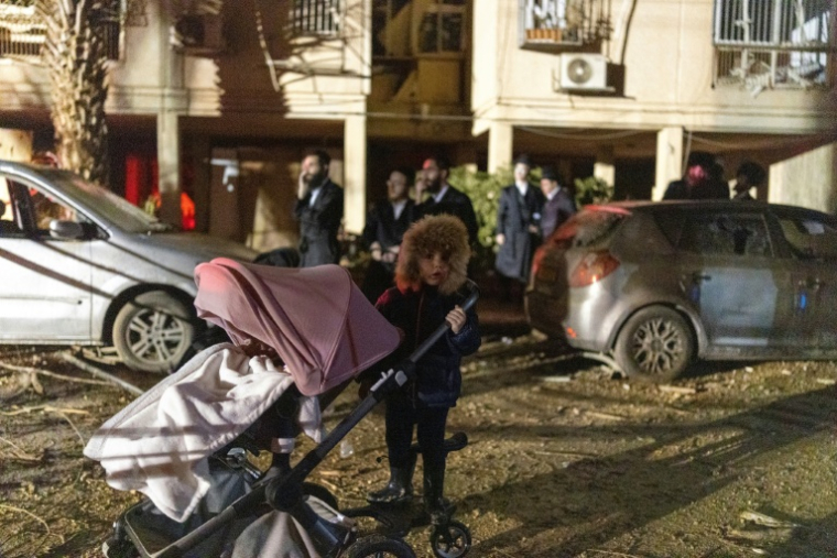 Sur le site d'une frappe de missile iranien à Arad, dans le sud d'Israël, le 22 mars 2026 ( AFP / Ilia YEFIMOVICH )
