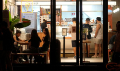 Des clients mangent des glaces à Shanghai