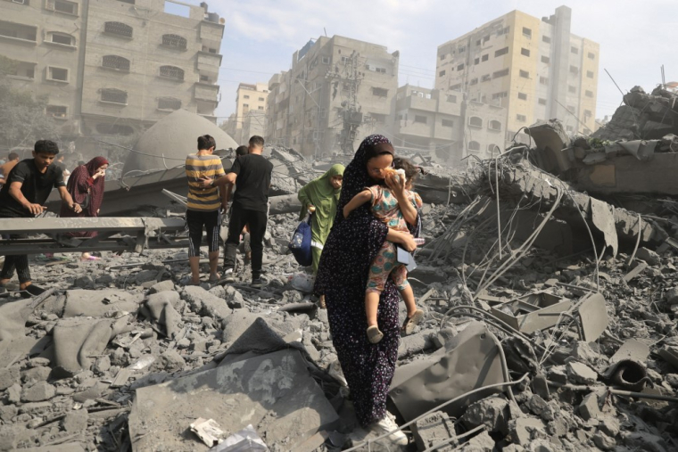 Des Palestiniens après une frappe aérienne israélienne sur Gaza lundi. ( AFP / MAHMUD HAMS )