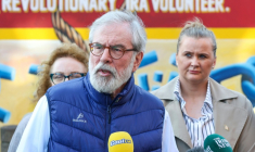 L'ancien dirigeant du parti nationaliste irlandais Sinn Fein, Gerry Adam, lors d'une conférence de presse à Belfast après l'abandon des poursuites civiles engagées contre lui, le 20 mars 2026 ( AFP / Paul Faith )