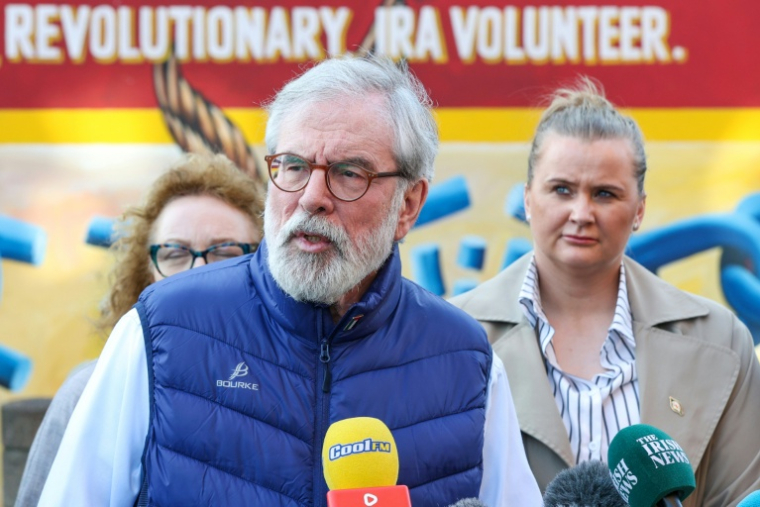 L'ancien dirigeant du parti nationaliste irlandais Sinn Fein, Gerry Adam, lors d'une conférence de presse à Belfast après l'abandon des poursuites civiles engagées contre lui, le 20 mars 2026 ( AFP / Paul Faith )