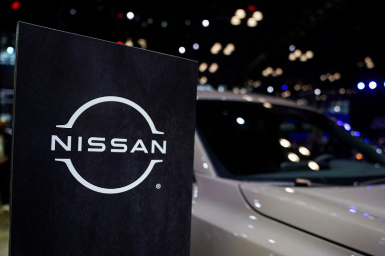 Un logo Nissan est vu à côté d'un véhicule lors du Salon international de l'automobile de New York, à Manhattan, dans la ville de New York, aux États-Unis