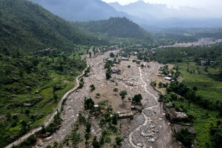 Vue aérienne montre de maisons partiellement submergées par la boue à la suite d'inondations soudaines dans le district de Buner, dans la province montagneuse de Khyber Pakhtunkhwa, le 17 août 2025 au Pakistan ( AFP / Abdul MAJEED )