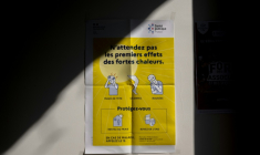 Une affiche invitant à pendre des précautions face aux fortes chaleurs, à la mairie de Noisy-le-Sec (Seine-saint-Denis), le 14 août 2025 ( AFP / Martin LELIEVRE )