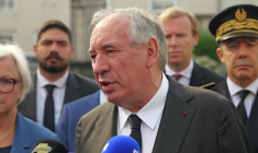 Bayrou exprime sa "tristesse" sur les terres d'Olivier Marleix