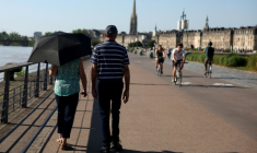 Des passants à Bordeaux le 17 juin 2026 pendant une vague de chaleur ( AFP / ROMAIN PERROCHEAU )