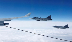 Les chasseurs Saab JAS 39 Gripen de l'armée de l'air suédoise volent lors d'une journée médiatique.