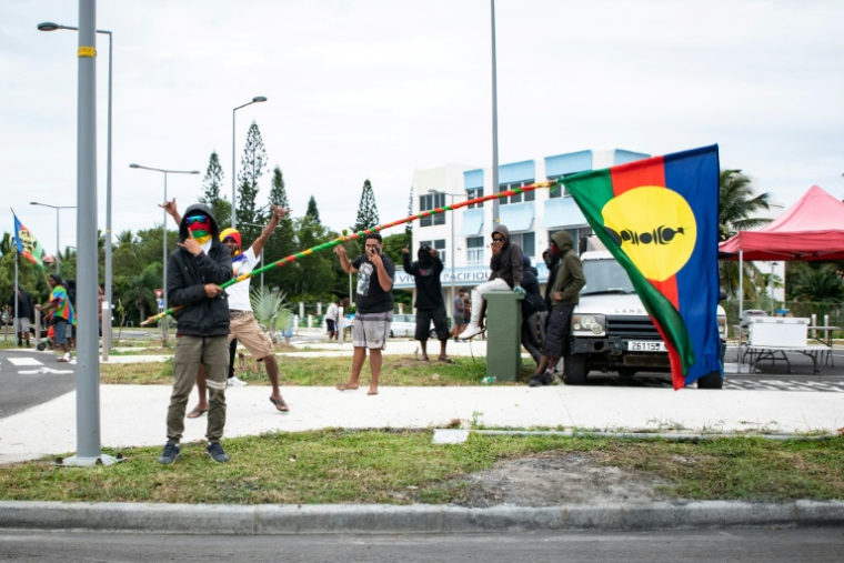 Des partisans de l'indépendance rassemblés dans le district de N'Gea, le 22 juin 2024 à Nouméa, en Nouvelle-Calédonie, en soutien aux militants du CCAT placés en détention préventive et inculpés de sept chefs d'accusation, dont complicité de tentative de meurtre ( AFP / Delphine MAYEUR )