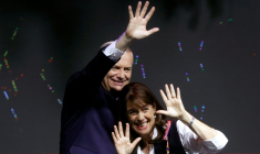Le candidat à la présidentielle chilienne José Antonio Kast (g), du Parti républicain, et son épouse María Pía Adriasola (d) saluent leurs partisans après les premiers résultats des élections générales, à Santiago, le 16 novembre 2025 ( AFP / Raul BRAVO )
