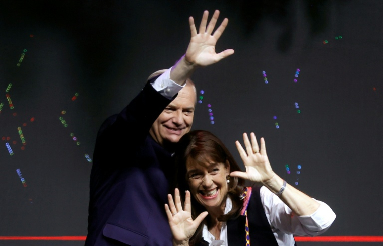 Le candidat à la présidentielle chilienne José Antonio Kast (g), du Parti républicain, et son épouse María Pía Adriasola (d) saluent leurs partisans après les premiers résultats des élections générales, à Santiago, le 16 novembre 2025 ( AFP / Raul BRAVO )