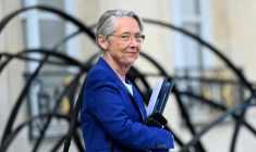 La ministre de l'Education Elisabeth Borne à la sortie de l'Elysée, le 23 mai 2025 à Paris ( AFP / Leo VIGNAL )