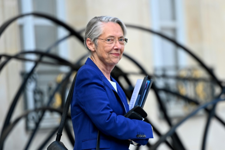 La ministre de l'Education Elisabeth Borne à la sortie de l'Elysée, le 23 mai 2025 à Paris ( AFP / Leo VIGNAL )