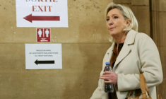 La présidente du groupe parlementaire du Rassemblement National (RN), Marine Le Pen, arrive à l'audience de son procès en appel pour soupçons de détournement de fonds publics européens, au palais de justice de Paris, le 15 janvier 2026 ( AFP / Alain JOCARD )