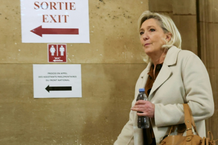 La présidente du groupe parlementaire du Rassemblement National (RN), Marine Le Pen, arrive à l'audience de son procès en appel pour soupçons de détournement de fonds publics européens, au palais de justice de Paris, le 15 janvier 2026 ( AFP / Alain JOCARD )