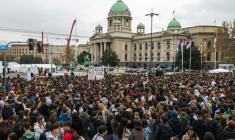 Des étudiants manifestent devant le siège du Parlement, à Belgrade, le 7 novembre 2025 ( AFP / Andrej ISAKOVIC )
