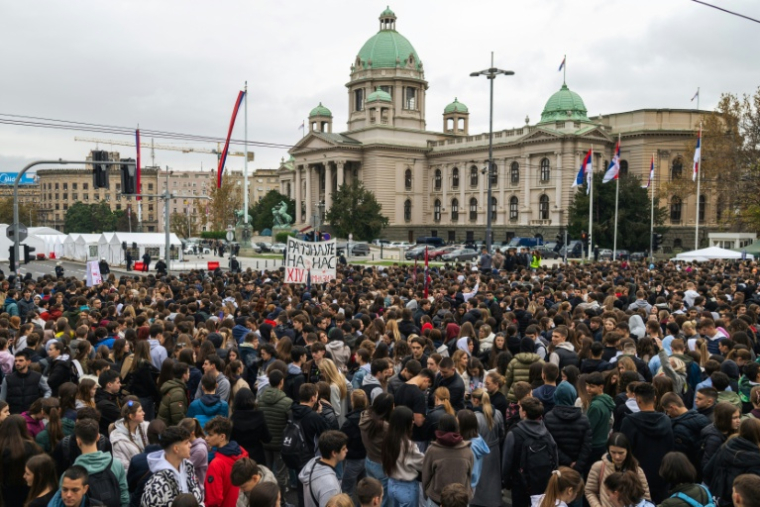 Des étudiants manifestent devant le siège du Parlement, à Belgrade, le 7 novembre 2025 ( AFP / Andrej ISAKOVIC )