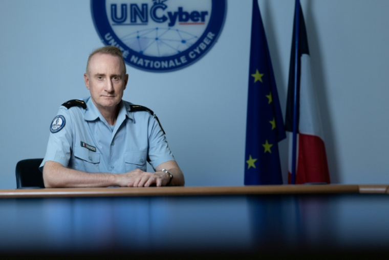 Le général Hervé Petry, commandant de l'unité nationale cyber (UNC), dans les locaux de l'unité à Pontoise, le 7 avril 2026 dans le Val-d'Oise ( AFP / JOEL SAGET )