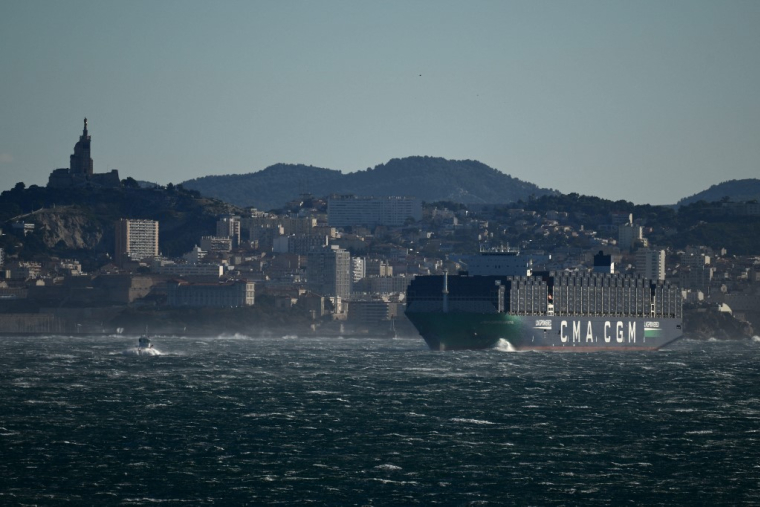 Un porte-contenur de la CMA CGM, en baie de Marseille, en 2023 (illustration) ( AFP / CHRISTOPHE SIMON )