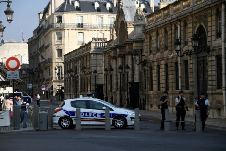 Des policiers montent la garde devant le palais de l'Élysée lors d'une perquisition au bureau de l'ancien conseiller principal à la sécurité présidentielle, Alexandre Benalla, le 25 juillet 2018 à Paris ( AFP / Bertrand GUAY )