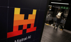 Des publicités pour Mistral AI, l'entreprise française spécialisée dans l'intelligence artificielle, sont affichées à l'intérieur de la station de métro Grand Central à New York.