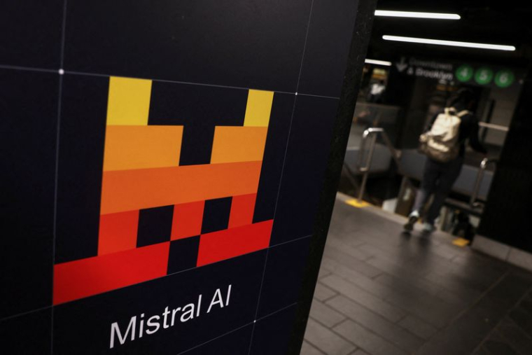 Des publicités pour Mistral AI, l'entreprise française spécialisée dans l'intelligence artificielle, sont affichées à l'intérieur de la station de métro Grand Central à New York.