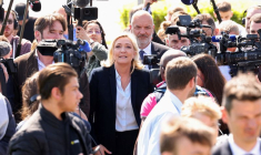 FRANCE 2022: UN NOUVEAU MANDAT DE MACRON SERAIT "UN SACCAGE SOCIAL", DIT LE PEN