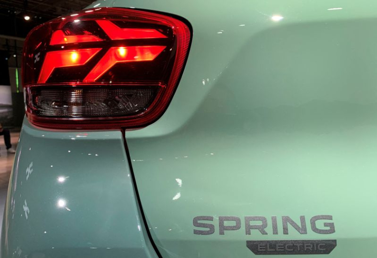 Le feu arrière d'une voiture électrique Dacia Spring, au Bourget près de Paris