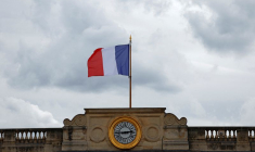 Un drapeau français flotte au-dessus de l'Assemblée nationale