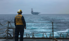 Photo diffusée diffusée par le Commandement central des forces navales des États-Unis, le 9 septembre 2026, montrant un marin américain debout sur le pont d'envol du destroyer lance-missiles de classe Arleigh Burke USS Mason, le 4 septembre 2026 en mer ( US NAVY / Handout )