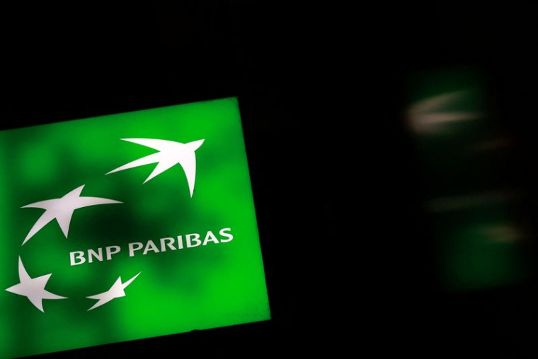 Logo de BNP Paribas sur un bureau de banque à Paris