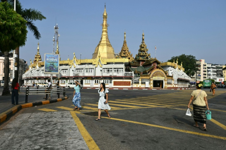 Scène de rue à Rangoun, ville la plus peuplée de la Birmanie, le 7 mars 2026 ( AFP / Sai Aung MAIN )