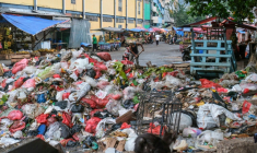 Un tas d'ordures sur la voie publique à Jakarta, le 20 janvier 2026 en Indonésie ( AFP / BAY ISMOYO )