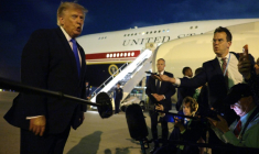 Le président américain Donald Trump s'entretient avec des journalistes avant d'embarquer à bord d'Air Force One à l'aéroport international de Los Angeles, le 4 août 2026 ( GETTY IMAGES NORTH AMERICA / CHIP SOMODEVILLA )