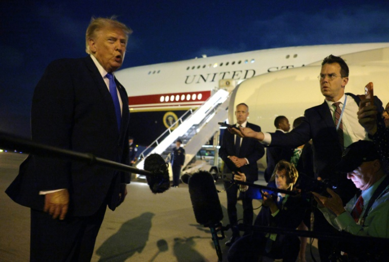 Le président américain Donald Trump s'entretient avec des journalistes avant d'embarquer à bord d'Air Force One à l'aéroport international de Los Angeles, le 4 août 2026 ( GETTY IMAGES NORTH AMERICA / CHIP SOMODEVILLA )