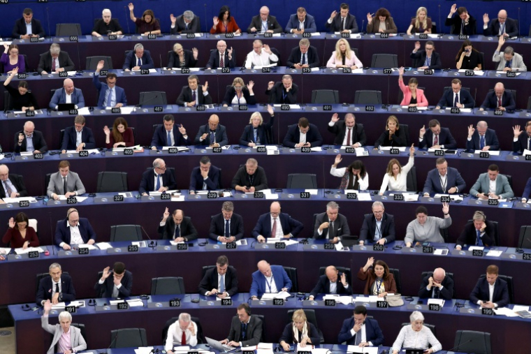 Des membres du Parlement européen participent à un vote lors d'une session plénière à Strasbourg, le 8 octobre 2025 ( AFP / FREDERICK FLORIN )