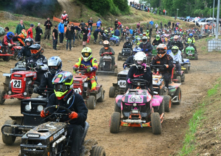 Des participants prennent le départ de la 10e édition des 24 heures d'endurance tondeuses aux Petites-Armoises, dans les Ardennes, le 7 juin 2025 ( AFP / FRANCOIS NASCIMBENI )