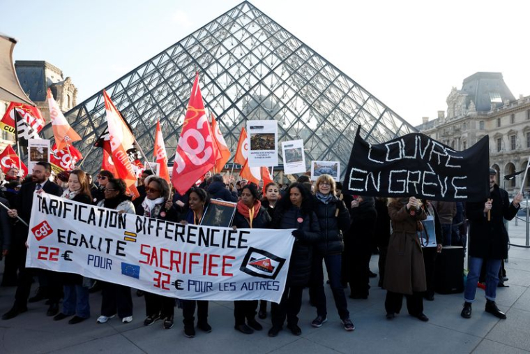 Le musée du Louvre reste fermé après le vote de grève des employés