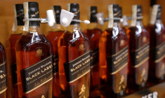 Des bouteilles de Johnnie Walker dans un rayon de supermarché