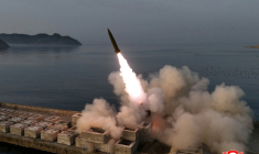 Cette photographie du 19 avril 2026 réalisée par l'agence nationale de presse officielle KCNA de la Corée du Nord et diffusée le 20 avril 2026 montre un test de missile balistique dans un lieu non précisé du pays ( KCNA VIA KNS / - )