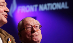 Le fondateur du parti politique d'extrême droite français Front National, Jean-Marie Le Pen, assiste à une réunion du parti à Paris