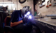 Un ouvrier travaille pour Contracts Engineering Ltd, un fabricant de produits en acier, en Angleterre